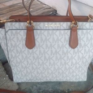 Michael Kors Dee Dee large signature convertible tote